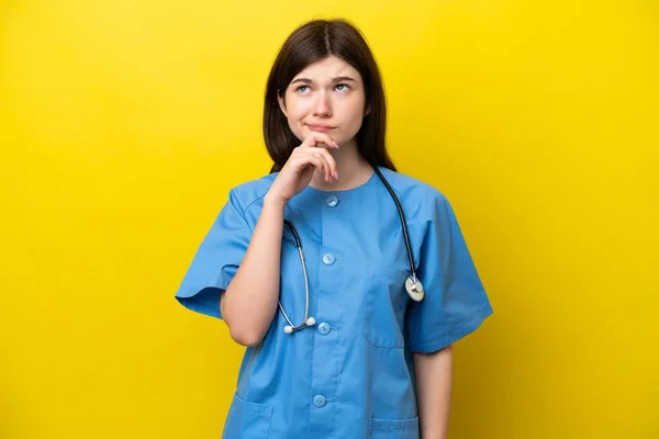 Young Surgeon Doctor Russian Woman Isolated Yellow Background Having Doubts — Stock Fotó