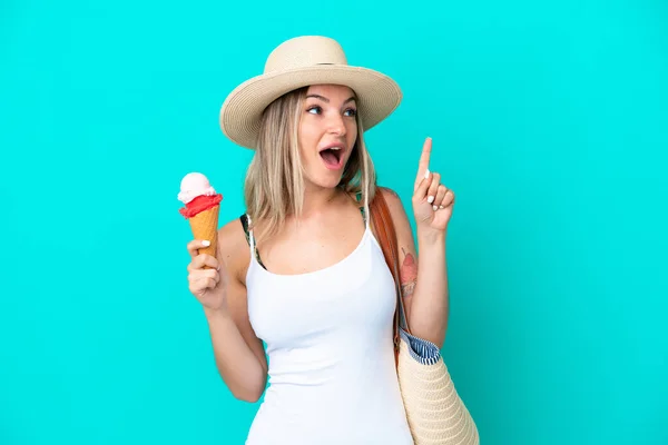 Young Romanian Woman Holding Ice Cream Beach Bag Isolated Blue — ストック写真