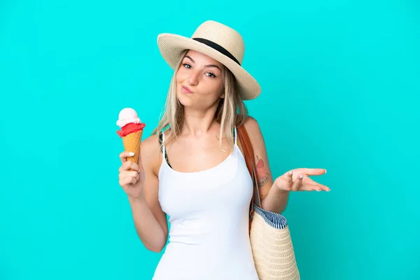 Young Romanian Woman Holding Ice Cream Beach Bag Isolated Blue — ストック写真