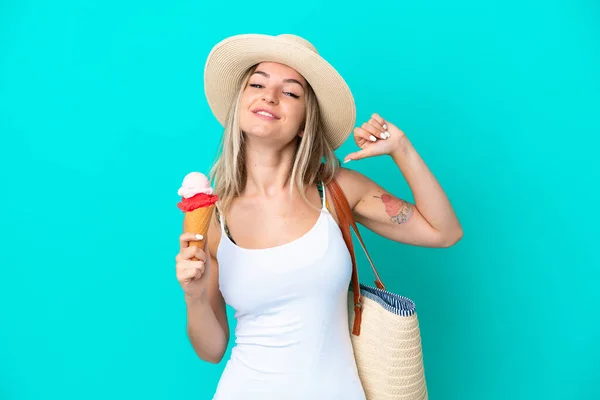 Young Romanian Woman Holding Ice Cream Beach Bag Isolated Blue — ストック写真