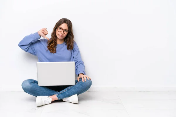 Young Caucasian Woman Laptop Sitting Floor Isolated White Background Showing — Stock Photo, Image