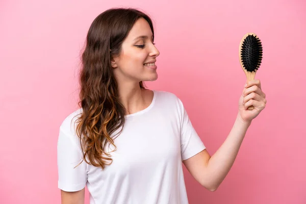 Mujer Joven Caucásica Con Peine Aislado Sobre Fondo Rosa Con —  Fotos de Stock