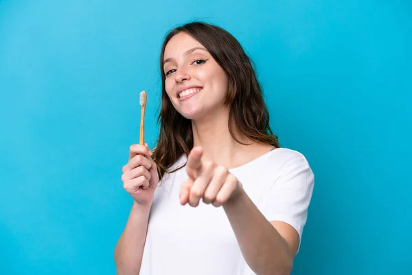 Jonge Blanke Vrouw Poetsen Tanden Geïsoleerd Blauwe Achtergrond Wijst Vinger — Stockfoto