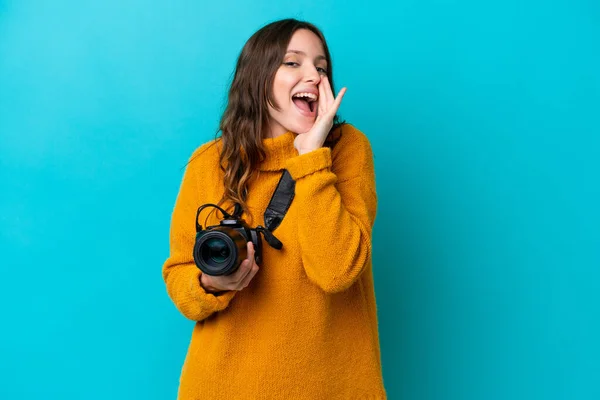 Young Photographer Woman Isolated Blue Background Shouting Mouth Wide Open — Stock Photo, Image