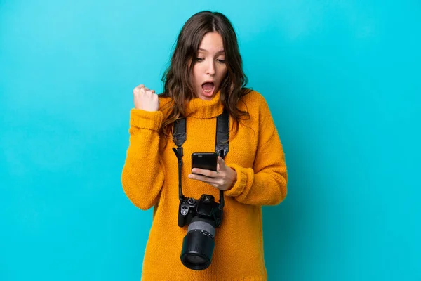 Young Photographer Woman Isolated Blue Background Surprised Sending Message — Stock Photo, Image
