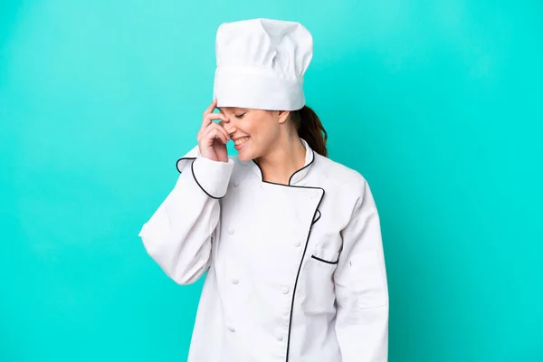 Joven Mujer Chef Caucásica Aislada Sobre Fondo Azul Riendo —  Fotos de Stock