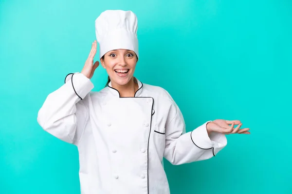 Giovane Donna Chef Caucasico Isolato Sfondo Blu Sorpreso Puntando Dito — Foto Stock