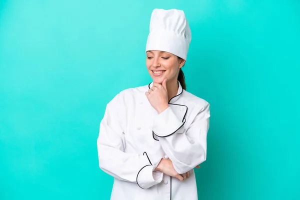 Jovem Mulher Chef Caucasiano Isolado Fundo Azul Olhando Para Lado — Fotografia de Stock