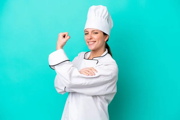 Joven Mujer Chef Caucásica Aislada Sobre Fondo Azul Haciendo Gesto —  Fotos de Stock