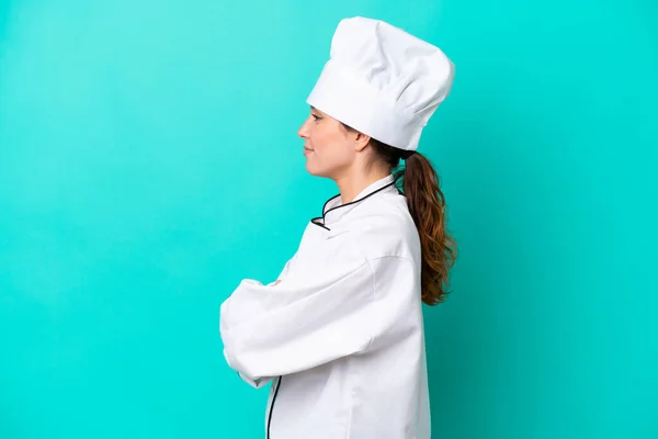 Giovane Donna Chef Caucasica Isolata Sfondo Blu Posizione Laterale — Foto Stock