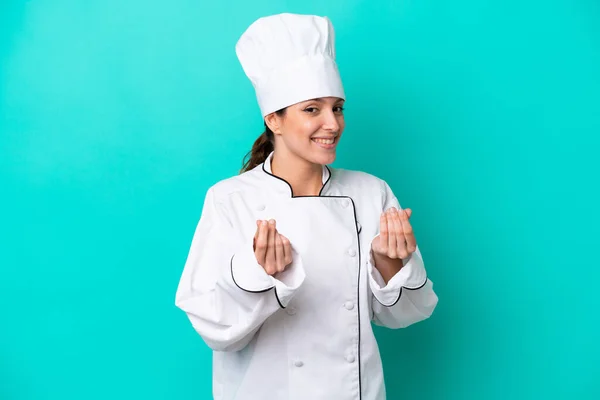 Joven Mujer Chef Caucásica Aislada Sobre Fondo Azul Haciendo Gesto —  Fotos de Stock