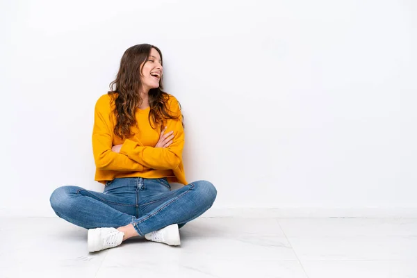 Young Caucasian Woman Sitting Floor Isolated White Wall Happy Smiling — Stockfoto