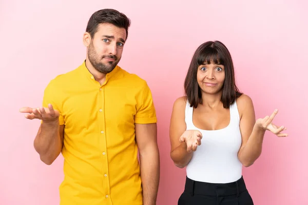 Casal Jovem Isolado Fundo Rosa Infeliz Frustrado Com Algo Porque — Fotografia de Stock