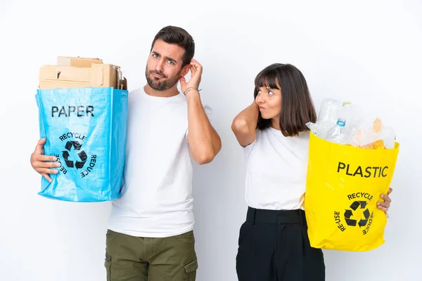 Casal Jovem Segurando Saco Cheio Plástico Papel Para Reciclar Isolado — Fotografia de Stock