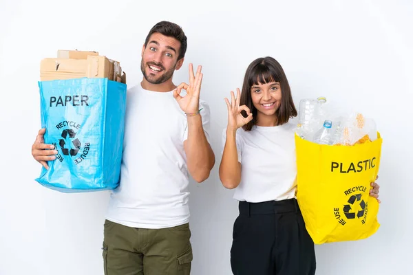 Casal Jovem Segurando Saco Cheio Plástico Papel Para Reciclar Isolado — Fotografia de Stock