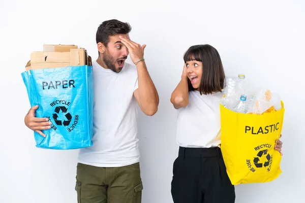 Młoda Para Trzyma Worek Pełen Plastiku Papieru Recyklingu Izolowane Białym — Zdjęcie stockowe