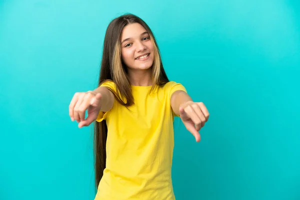 Kleines Mädchen Auf Isoliertem Blauem Hintergrund Mit Glücklichem Gesichtsausdruck — Stockfoto