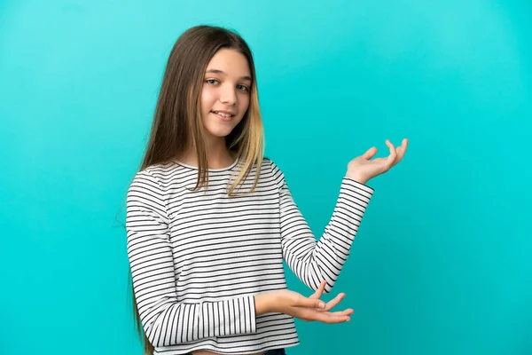 Dívka Přes Izolované Modré Pozadí Natahuje Ruce Stranu Pro Pozvání — Stock fotografie