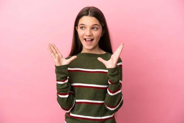 Menina Sobre Fundo Rosa Isolado Com Expressão Facial Surpresa — Fotografia de Stock