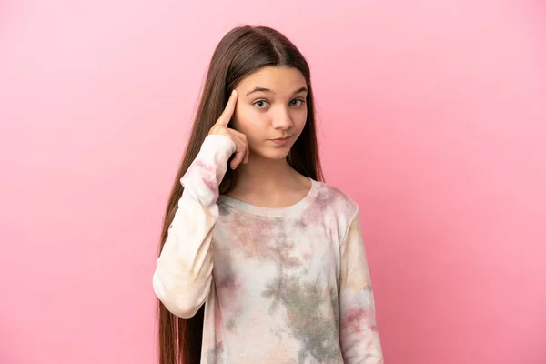 Klein Meisje Geïsoleerde Roze Achtergrond Denken Een Idee — Stockfoto