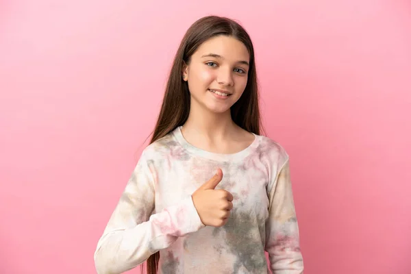 Klein Meisje Geïsoleerde Roze Achtergrond Geven Een Duim Omhoog Gebaar — Stockfoto