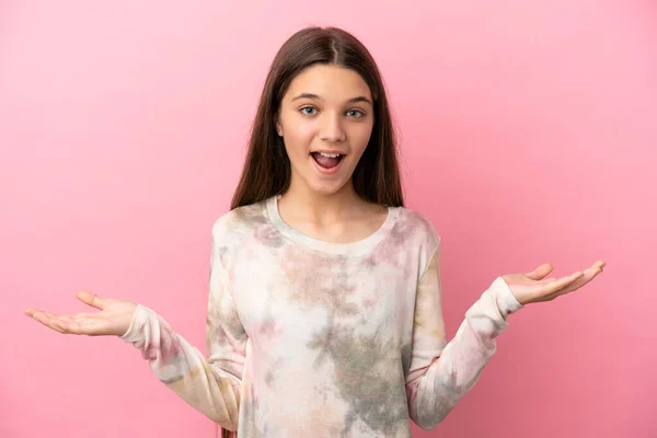 Klein Meisje Geïsoleerde Roze Achtergrond Met Geschokte Gezichtsuitdrukking — Stockfoto