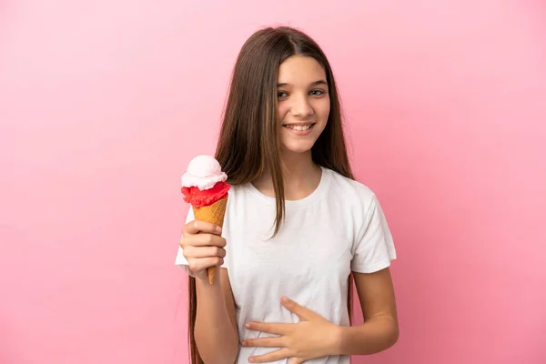 Liten Flicka Med Cornet Glass Över Isolerad Rosa Bakgrund Ler — Stockfoto