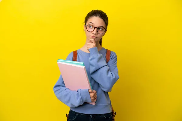 Student Dziecko Kobieta Odizolowanym Tle Żółty Patrząc Górę — Zdjęcie stockowe