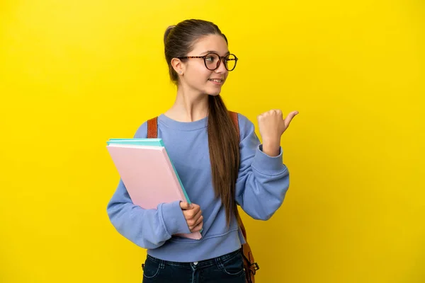 Étudiant Enfant Femme Sur Fond Jaune Isolé Pointant Vers Côté — Photo