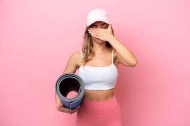 Genç sporcu kadın yoga derslerine giderken elinde gözleri kaplayan bir minder tutuyordu. Bir şey görmek istemiyorum.