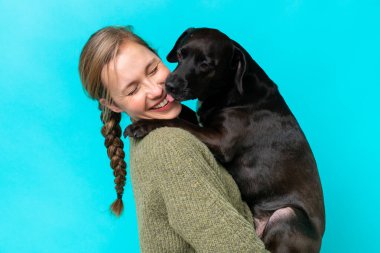 Köpeğiyle izole edilmiş geçmişi olan beyaz bir kadın.