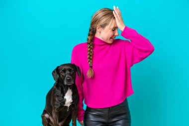 Mavi arka planda köpeği olan beyaz bir kadın bir şeyin farkına vardı ve çözüme niyetlendi.