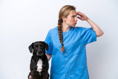 Beyaz arka planda izole edilmiş genç bir veteriner kadının şüpheleri ve kafası karışmış bir ifadesi var.