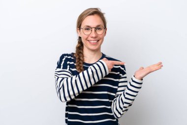 Beyaz arka planda izole edilmiş genç beyaz kadın bir ilan vermek için avucunun içinde hayali bir fotokopi makinesi tutuyor.