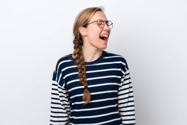 Beyaz arka planda izole edilmiş genç beyaz kadın gülüyor.