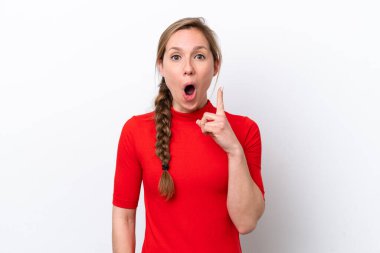 Beyaz arka planda izole edilmiş genç beyaz kadın çözümü bulmak için parmağını kaldırıyor.