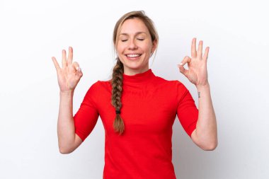 Beyaz arka planda Zen pozisyonunda beyaz tenli genç bir kadın.