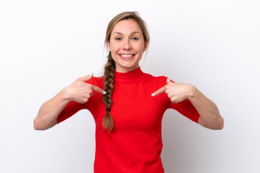 Beyaz arka planda yüzü sürpriz bir ifadeyle izole edilmiş beyaz bir kadın.