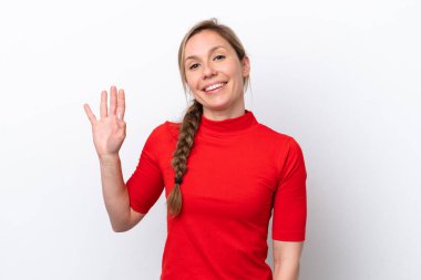 Beyaz arka planda izole edilmiş beyaz bir kadın. Mutlu bir ifadeyle selamlıyor.