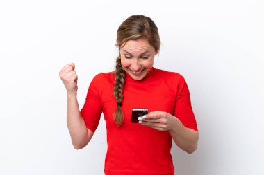 Beyaz arka planda izole genç beyaz kadın şaşırdı ve bir mesaj gönderiyor.