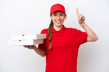 Pizza dağıtan kadın iş üniformalı beyaz arka planda izole edilmiş pizza kutuları alıyor. Harika bir fikir.