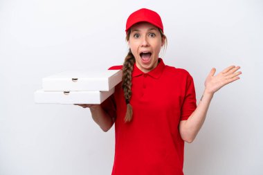 Pizza dağıtan kadın iş üniformalı beyaz arka planda izole edilmiş pizza kutuları alıyor.