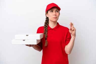 Pizza dağıtan kadın iş üniformalı beyaz arka planda izole edilmiş pizza kutularını topluyor ve şans diliyor.