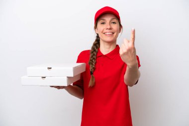 Pizza dağıtan kadın iş üniformalı beyaz arka planda izole pizza kutuları alıyor.