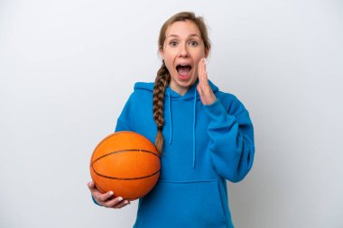 Basketbol oynayan beyaz tenli genç bir kadın şaşırmış ve şok olmuş bir yüz ifadesiyle beyaz arka planda izole edilmiş.