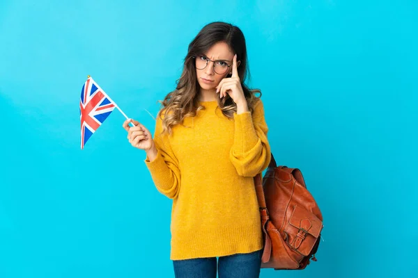 Birleşik Krallık Bayrağını Taşıyan Genç Spanyol Bir Kadın Mavi Arka — Stok fotoğraf