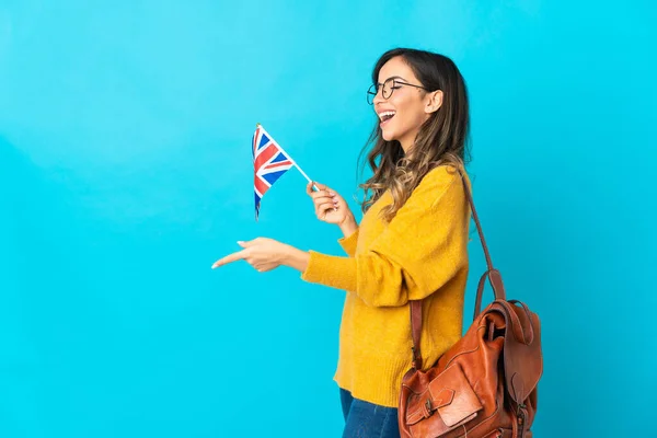 Young Hispanic Woman Holding United Kingdom Flag Isolated Blue Background — Zdjęcie stockowe