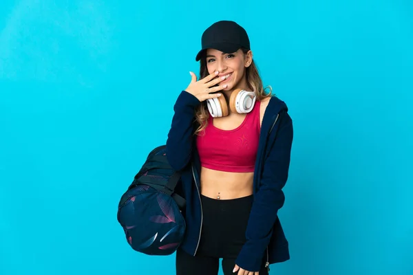 Νεαρή Αθλητική Γυναίκα Αθλητική Τσάντα Απομονωμένη Μπλε Φόντο Χαρούμενη Και — Φωτογραφία Αρχείου