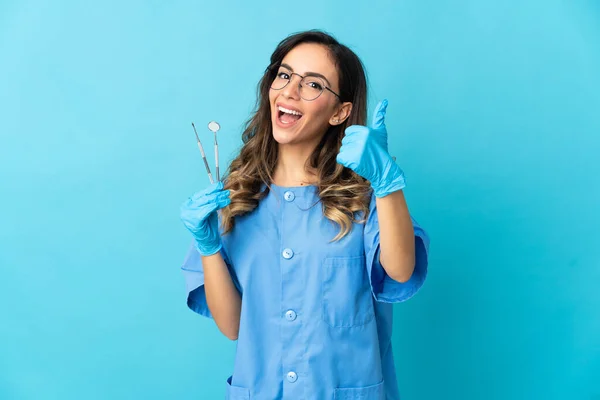 Woman Dentist Holding Tools Isolated Blue Background Thumbs Because Something — Stockfoto