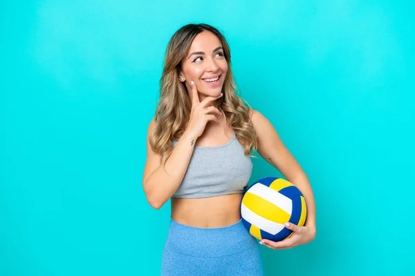 Young Caucasian Woman Playing Volleyball Isolated Blue Background Thinking Idea — стоковое фото